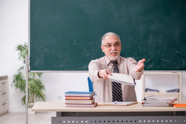 Viejo profesor en el aula — Foto de Stock