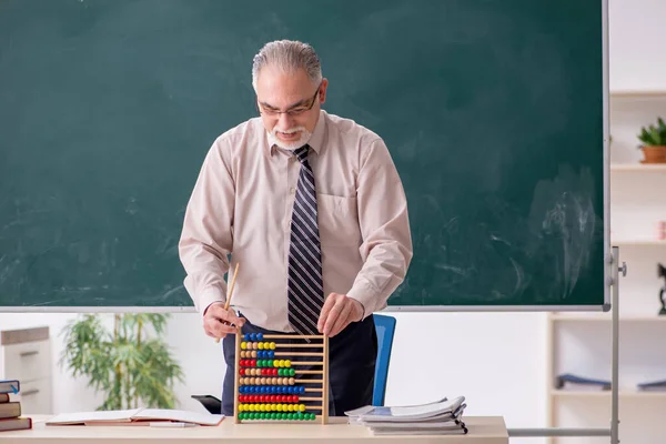 Oude mannelijke leraar in de klas — Stockfoto