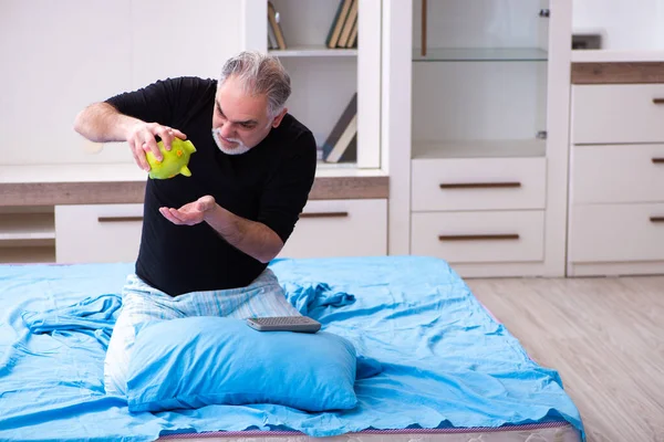 Ongelukkige oude man in pensioen concept — Stockfoto