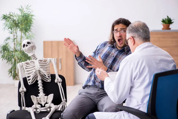 Jonge mannelijke patiënt op bezoek bij ervaren arts-psychiater — Stockfoto