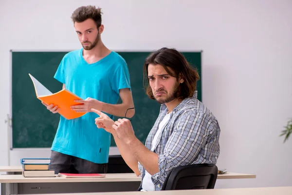 Två manliga elever i mobbningskonceptet i klassrummet — Stockfoto