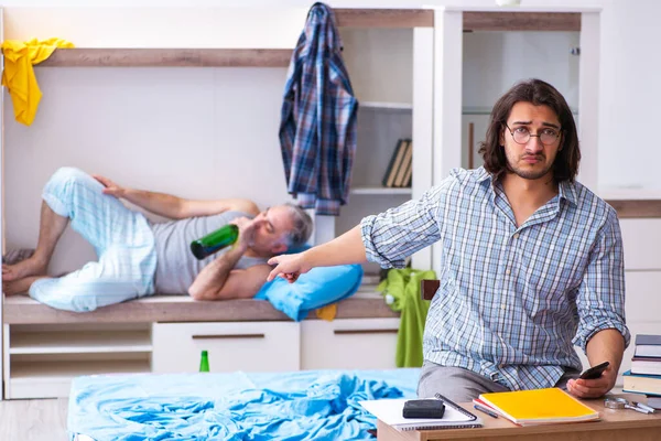 Mladý syn student a táta alkoholik — Stock fotografie