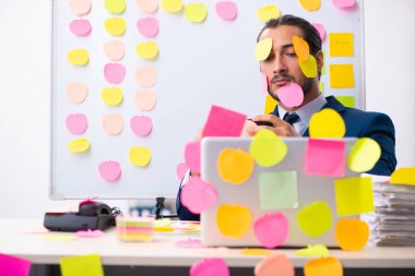 Çelişkili öncelik kavramında genç erkek çalışan