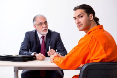 Duruşma öncesi gözaltı avukatıyla genç tutuklu toplantısı