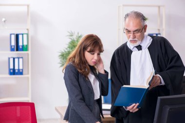 Yaşlı erkek yargıç ve genç sekreteri ofiste.