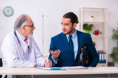 Erkek doktor ve iş adamı tıbbi projeyi tartışıyor
