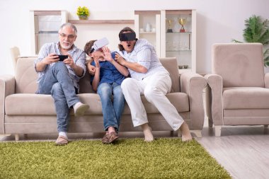 Oğlan, babası ve diğer büyükbabası.