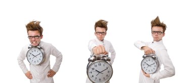 Alarmlı saati olan komik doktor beyaza izole edilmiş.