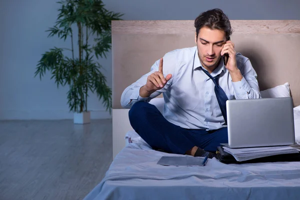 Homme d'affaires fatigué faisant des heures supplémentaires à la maison la nuit — Photo