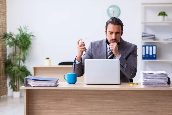 Ung manlig anställd i självkarantän koncept — Stockfoto