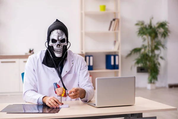 Mężczyzna diabeł lekarz pracuje w klinice — Zdjęcie stockowe