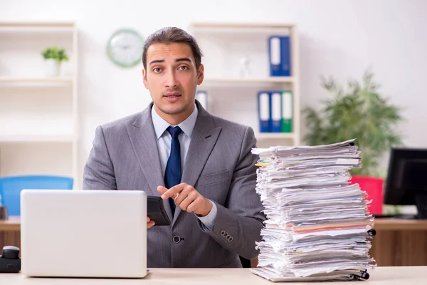 Giovane uomo d'affari maschile infelice con il lavoro eccessivo — Foto Stock