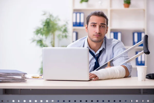 Verletzter männlicher Mitarbeiter nach Unfall am Arbeitsplatz — Stockfoto