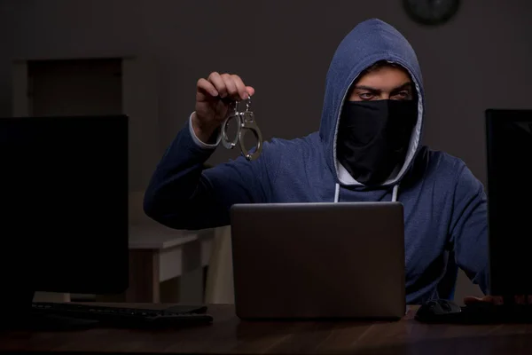 Mężczyzna haker hacking ochrona firewall późno w biuro — Zdjęcie stockowe