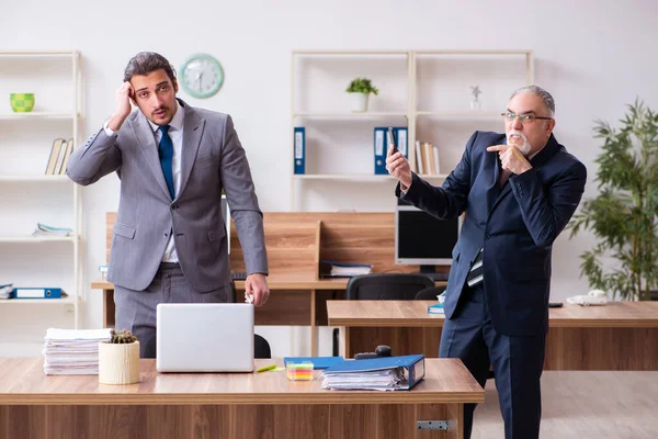 Dois empregados em conceito pandêmico no local de trabalho — Fotografia de Stock