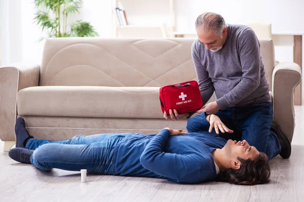 Grand-père et petit-fils dans le concept des premiers soins — Photo