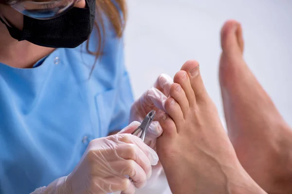 Podiatre traitant les pieds pendant la procédure — Photo