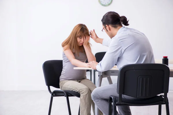 Schwangere Frau besucht männlichen Psychologen — Stockfoto