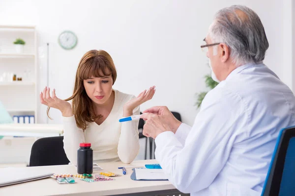 Zwangere vrouw bezoekt ervaren arts gynaecoloog — Stockfoto