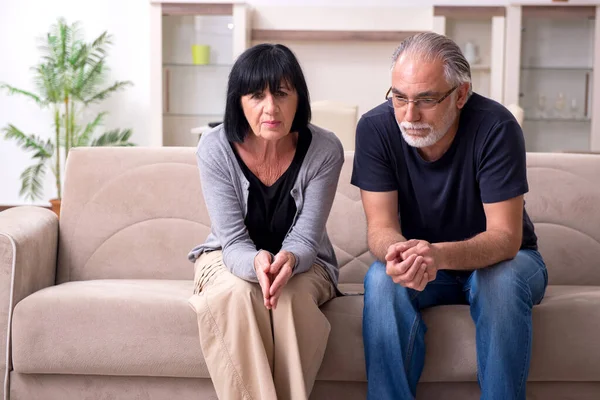 Pareja mayor discutiendo en casa — Foto de Stock