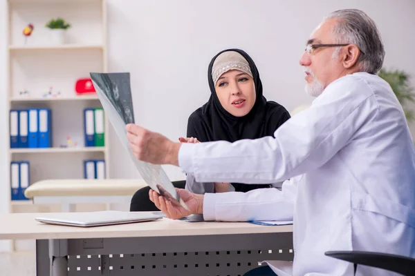 Araberin besucht erfahrenen Arzt — Stockfoto