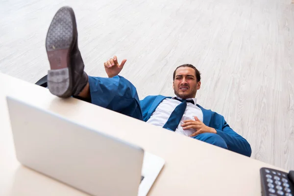 Junge männliche Angestellte im Arbeitsunfallkonzept — Stockfoto