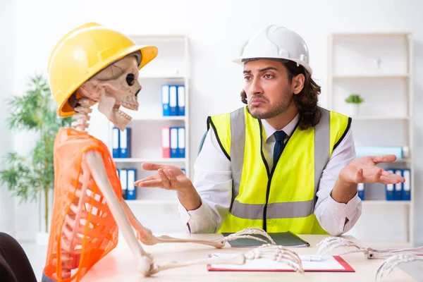 Engraçado reunião de negócios de construção com chefe e esqueletos — Fotografia de Stock