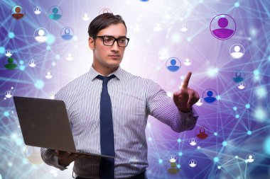 Sosyal ağ konseptinde sanal düğmeye basan adam