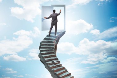 İş adamıyla kariyer merdiveni ve kapı kavramı