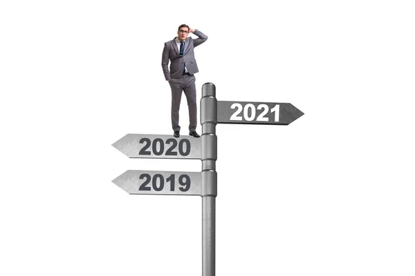Panneau routier et homme d'affaires avec 2020 et 2021 — Photo