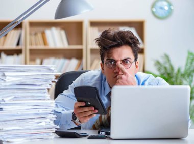 Ofiste çalışan komik muhasebeci.