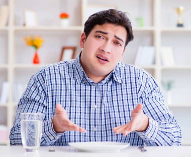 Diyet yapan bir adam restoranda yemek bekliyor.