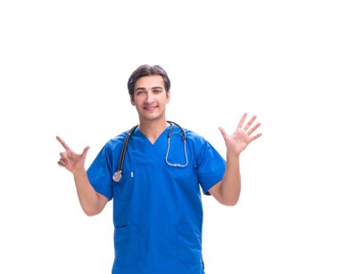 Genç erkek doktor beyaz düğmelere basıyor.
