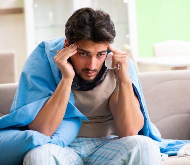 Hasta genç adam evde grip olmuş.