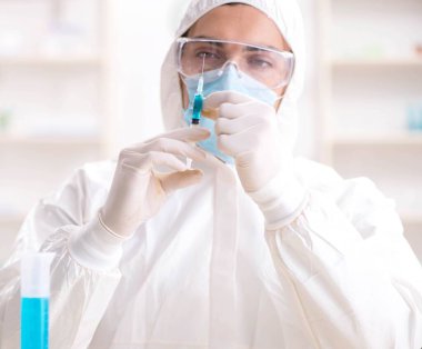 Laboratuvarda kimyasallar üzerinde çalışan genç bir kimyager.