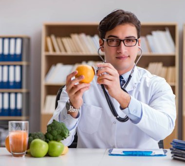 Bilim adamı çeşitli gıdalarda besin araştırması yapıyor