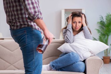 Sarhoş alkoliklerle aile içi şiddet kavramı