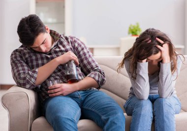 Genç bir aile kavramında içki sorunu yaşayan sarhoş bir koca.