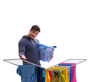 Çamaşır yıkayan koca beyaz tenli.