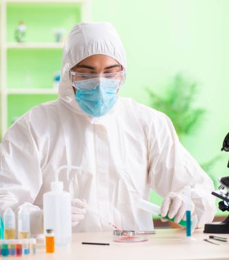 Laboratuvarda yeni bir deney üzerinde çalışan kimyager.