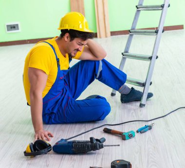 İş yerinde yaralı bir işçi var.