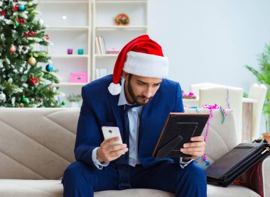 Noel 'de evde çalışan bir iş adamı.