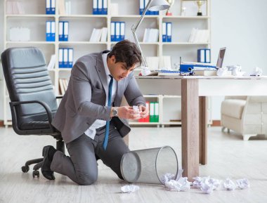 Ofiste çalışan kızgın işadamı kovuldu.