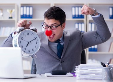 Alarmlı saati olan palyaço işadamı son teslim tarihini kaçırmış.