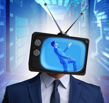 Televizyon bağımlısı bir adam.