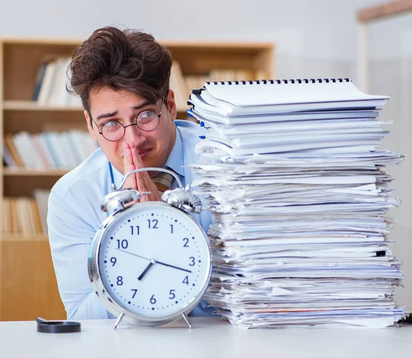 Unternehmer hält Meldefristen nicht ein — Stockfoto