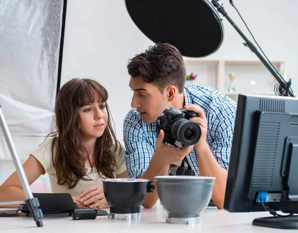 Mladý fotograf pracující ve fotostudiu — Stock fotografie