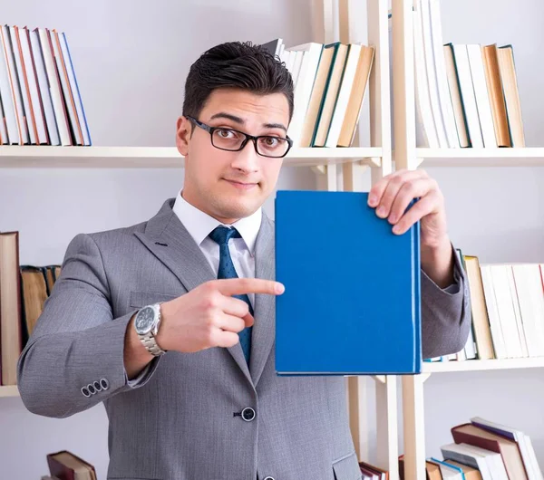 Affärsman student läser en bok som studerar i biblioteket — Stockfoto