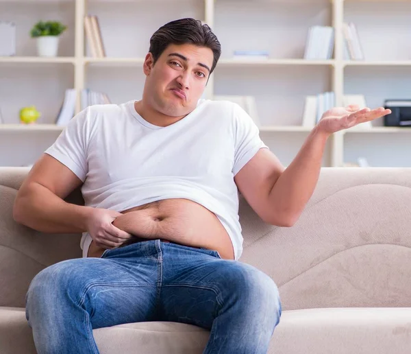 Человек, страдающий от лишнего веса в концепции диеты — стоковое фото
