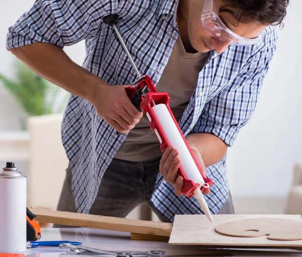 Joven en el concepto de hobby carpintería — Foto de Stock